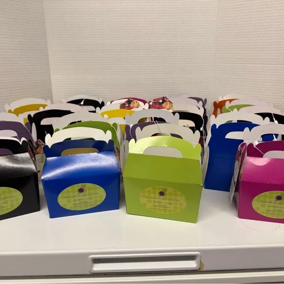 Handmade Crochet Flower Pins New comes with gift box - Picture 10 of 11